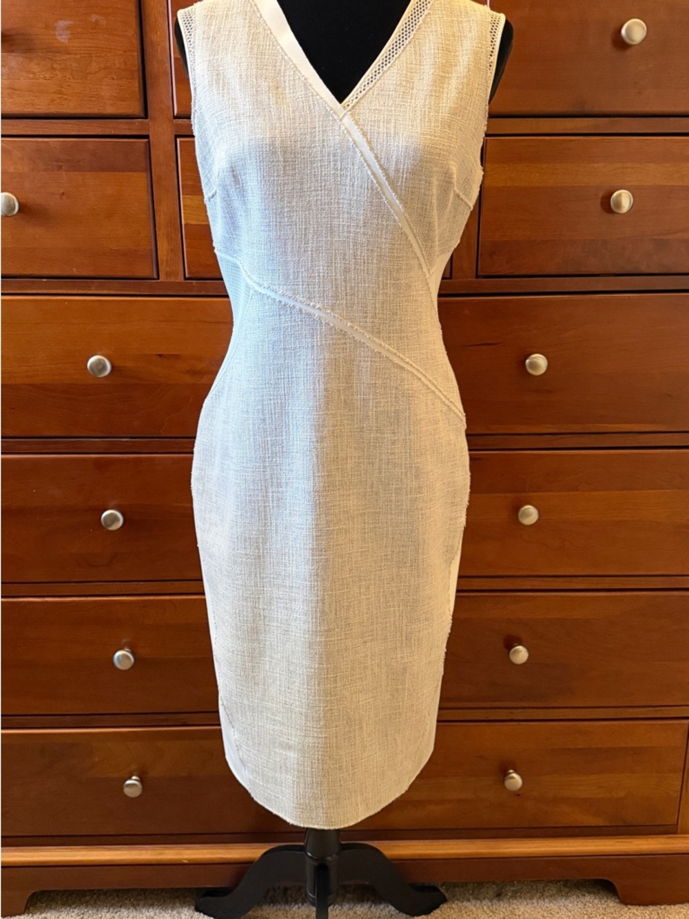 Elie Tahari « Judith » Cream & Light Gray Textured V-Neck Midi Sheath Dress